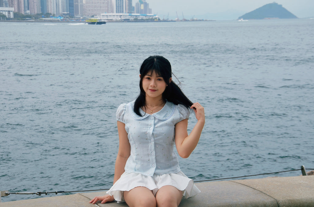 《泰國製造》天藍色碎花圓領上衣