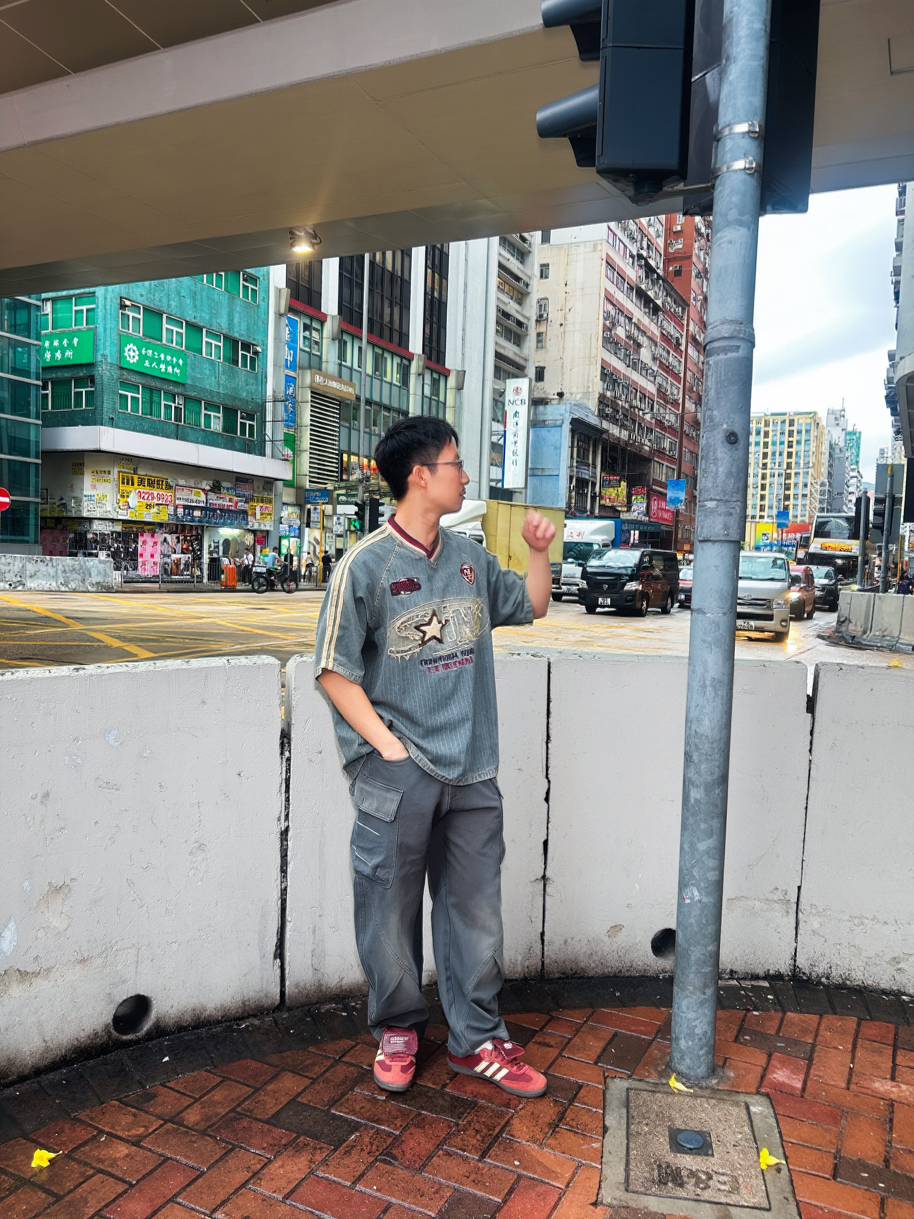 ウォッシュドデニム 2KグラフィックVネックTシャツ