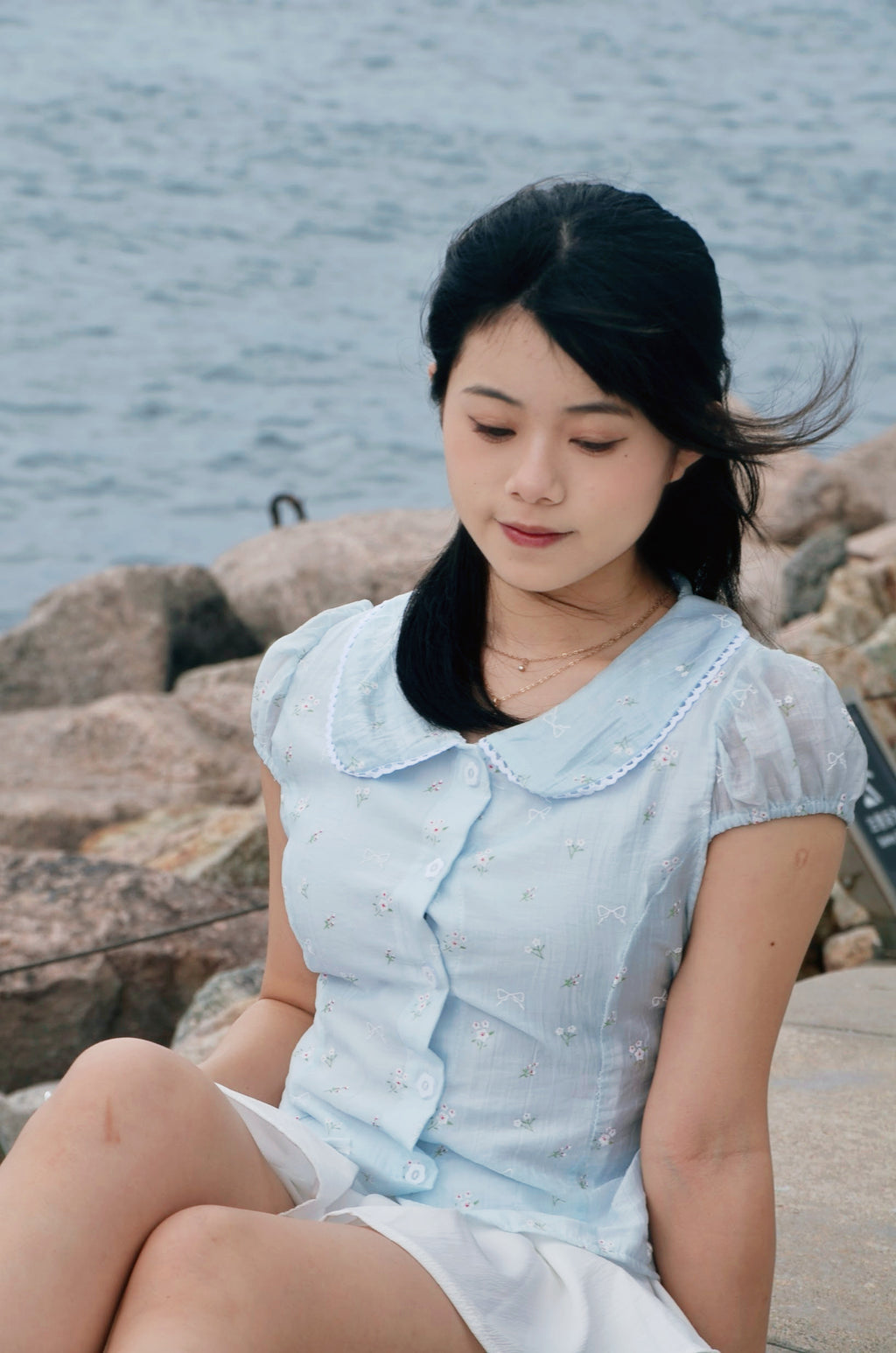 《泰國製造》天藍色碎花圓領上衣