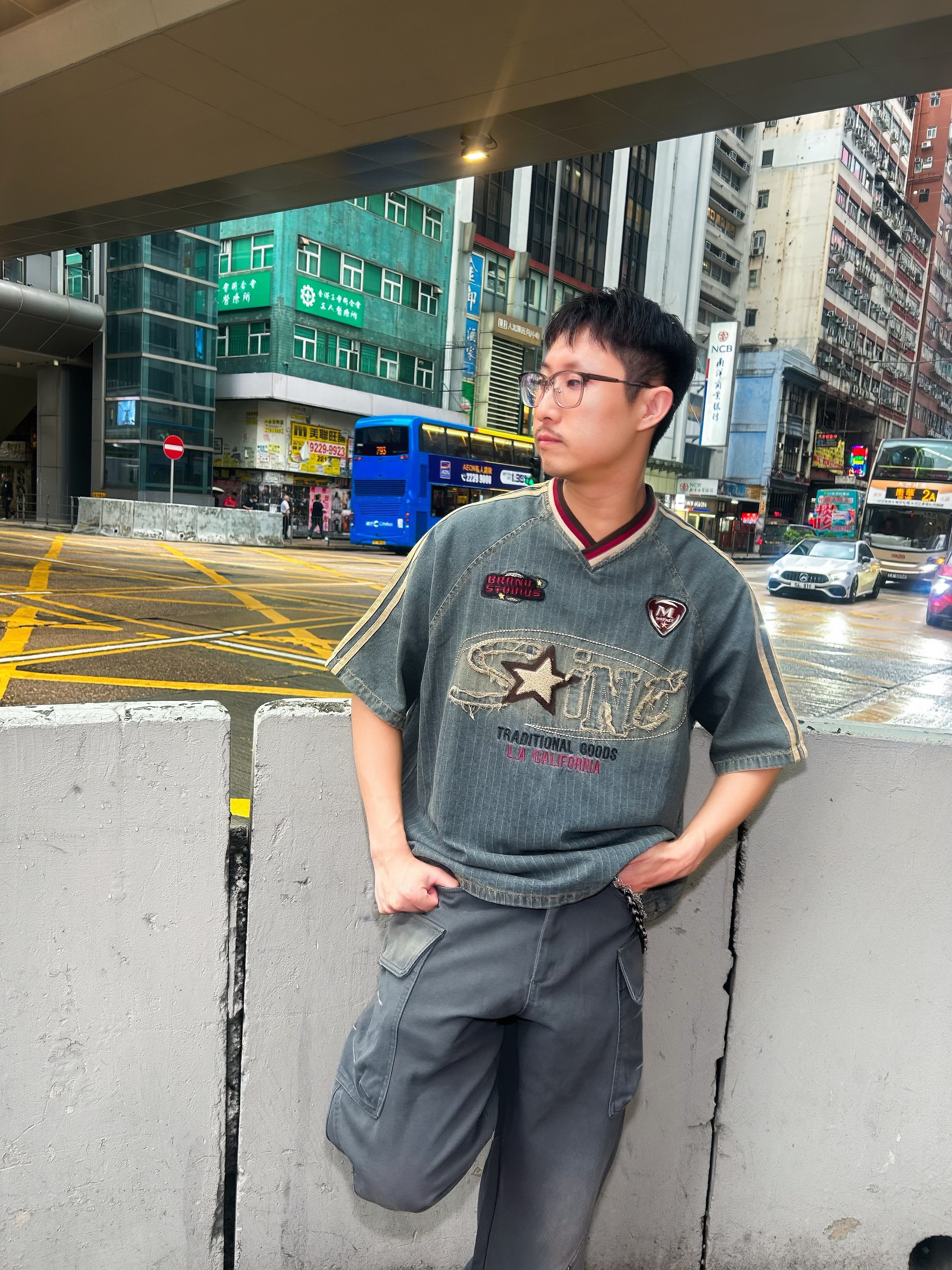 ウォッシュドデニム 2KグラフィックVネックTシャツ
