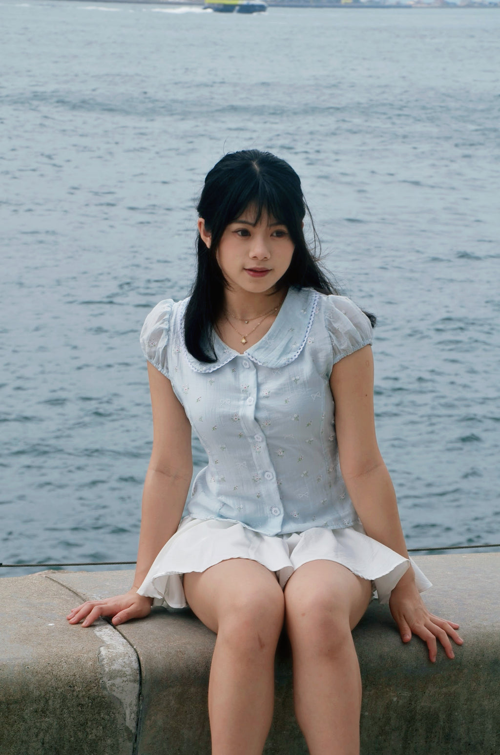 《泰國製造》天藍色碎花圓領上衣