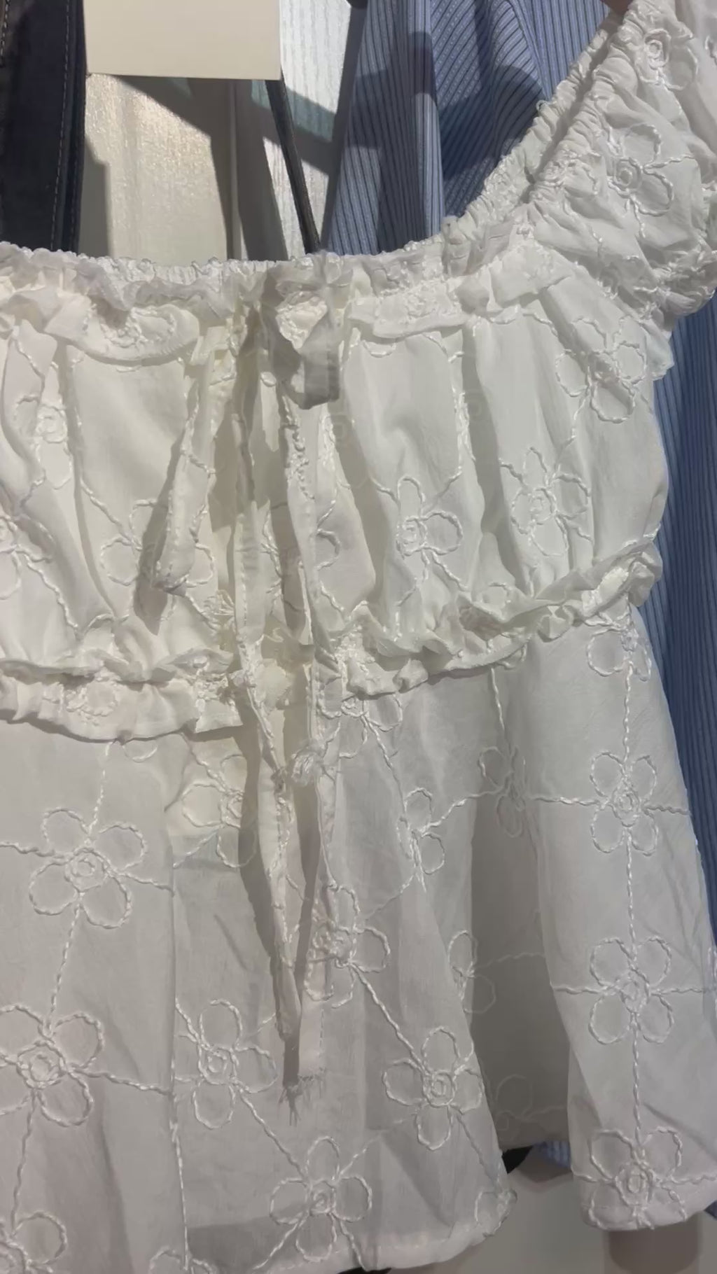 《泰國製造》白色刺繡花花上衣